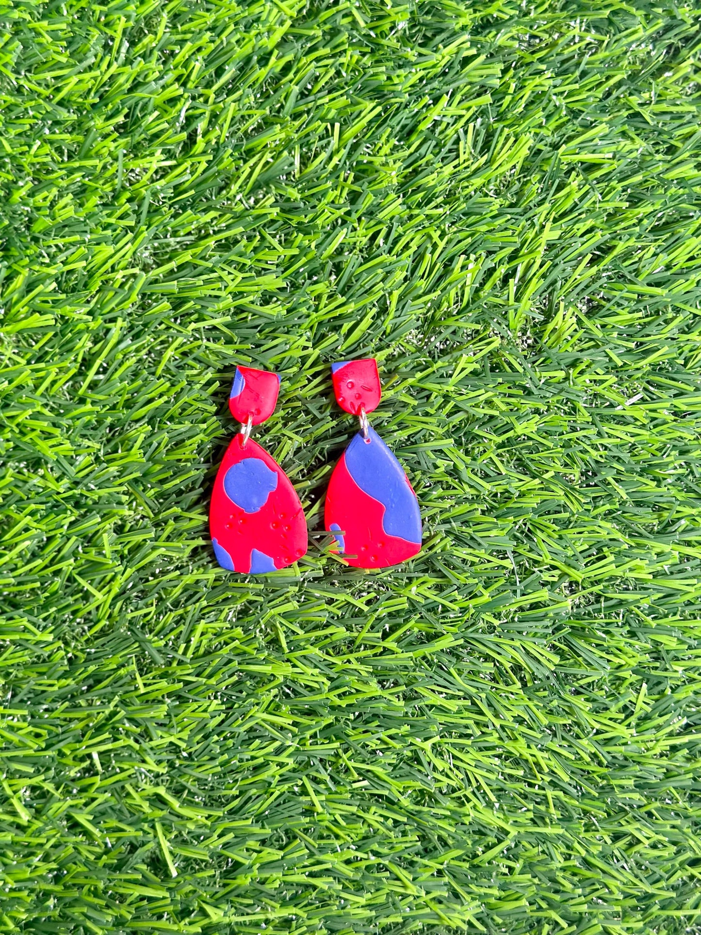Handcrafted Bermuda holiday earrings in team colors for Somerset fans