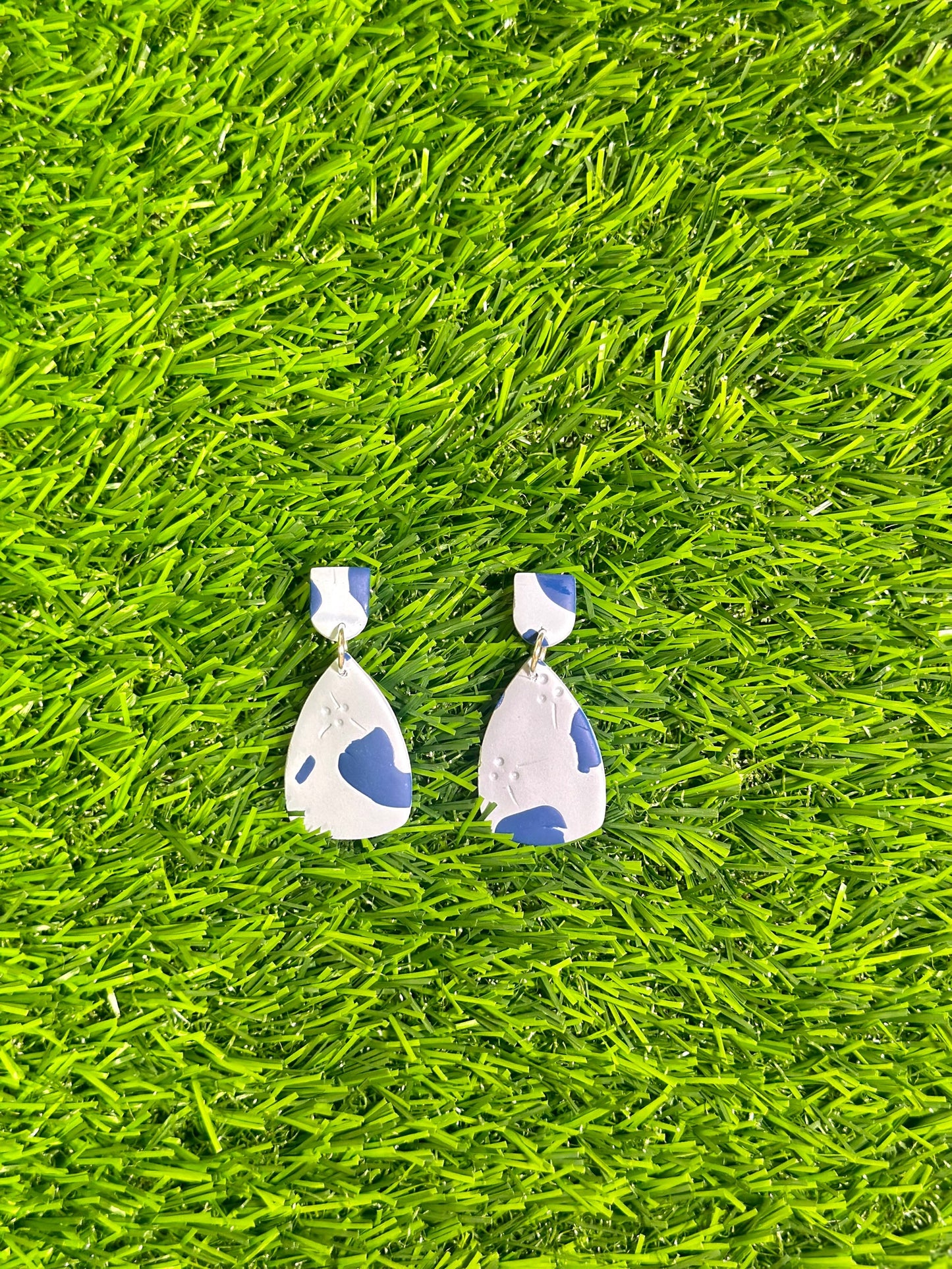 Handcrafted Bermuda holiday earrings in team colors for St. George’s fans